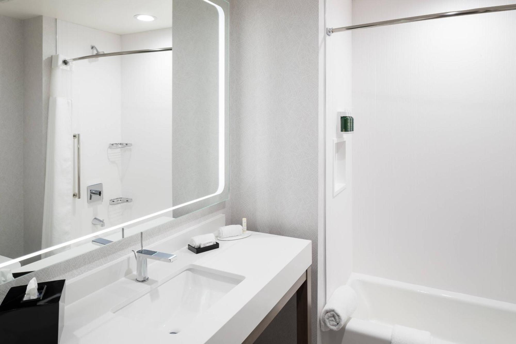 Courtyard By Marriott Houston Heights/I-10 Hotel Bagian luar foto
