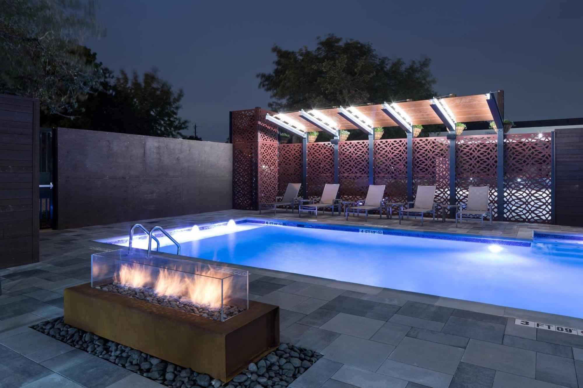 Courtyard By Marriott Houston Heights/I-10 Hotel Bagian luar foto