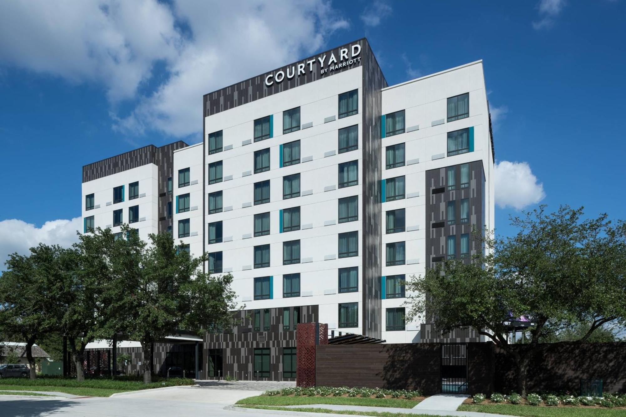 Courtyard By Marriott Houston Heights/I-10 Hotel Bagian luar foto